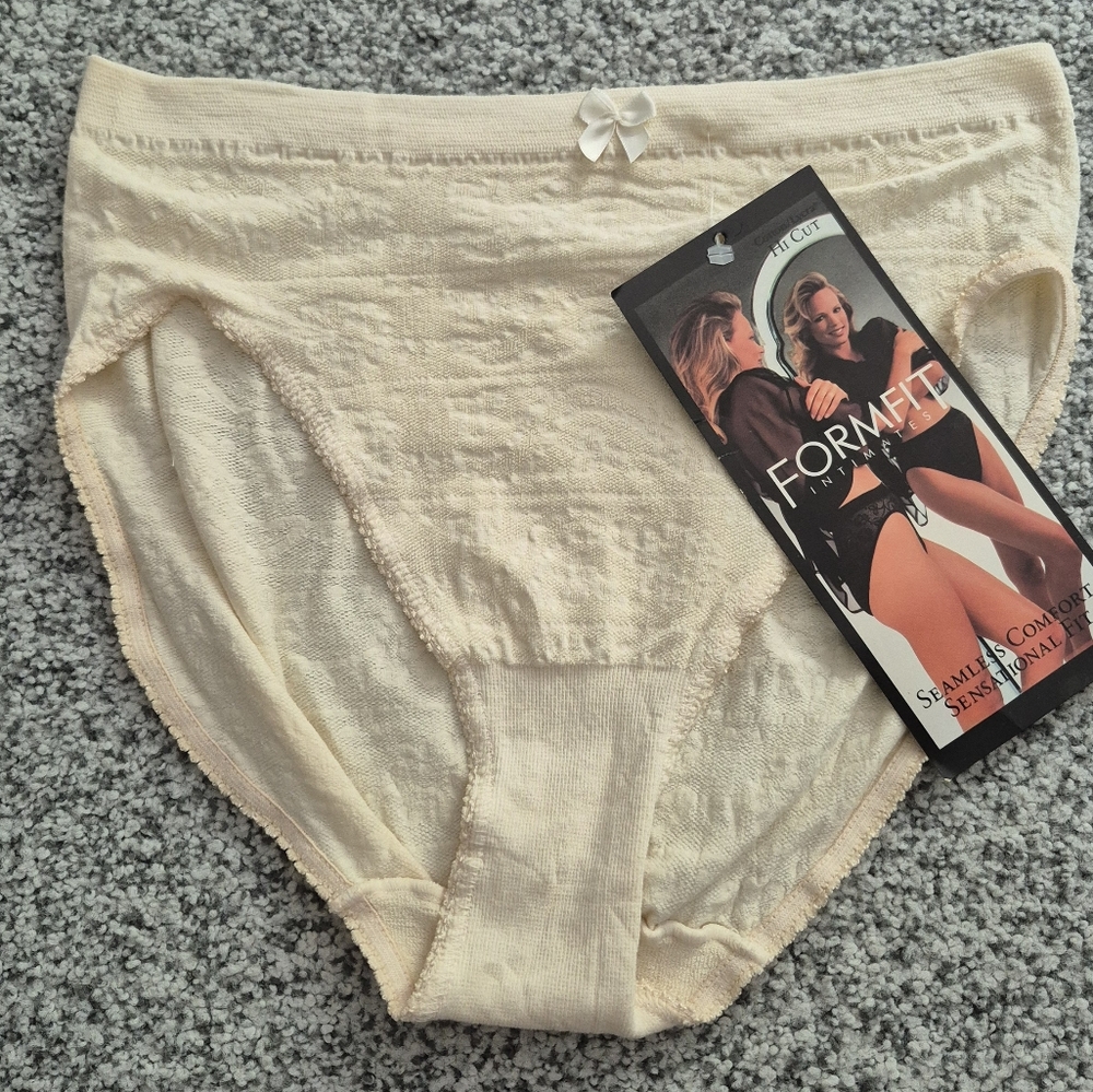 Formfit Intimates One Pair of Ivory Cotton/Lycra Seamless Hicut Panties Size 6